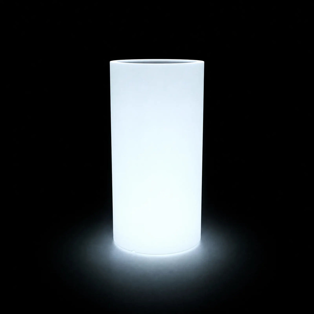 Pot - Cilindro Alto LED Vondom, éclairé de l'intérieur sur fond noir, taille 50x50x100 cm