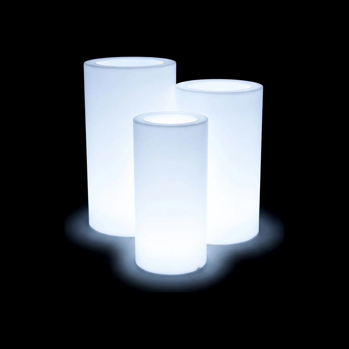 Pots Cilindro Alto LED Vondom en plusieurs tailles, allumés de l'intérieur sur fond noir