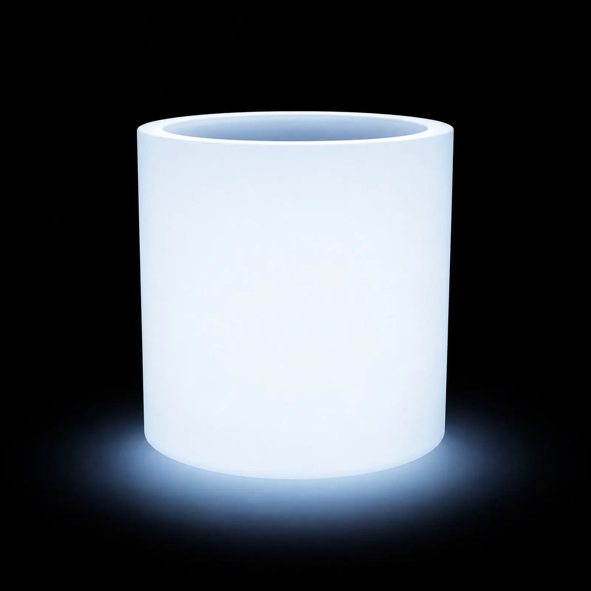 Pot - Cilindro LED Vondom, éclairé de l'intérieur sur fond noir