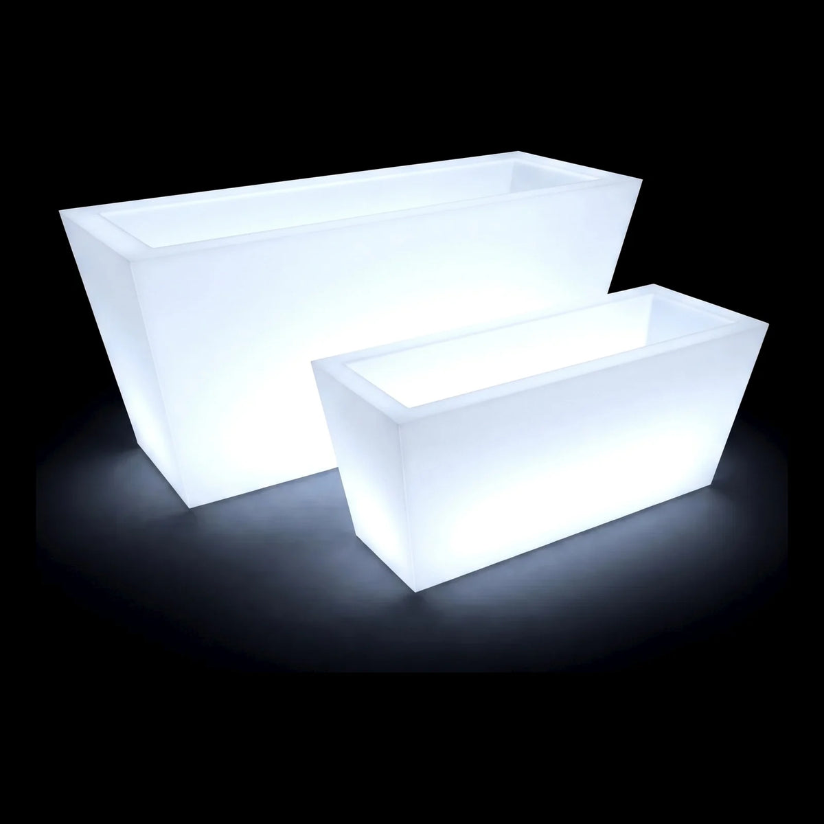 Pots Conic LED Vondom en deux tailles, allumés de l'intérieur sur fond noir