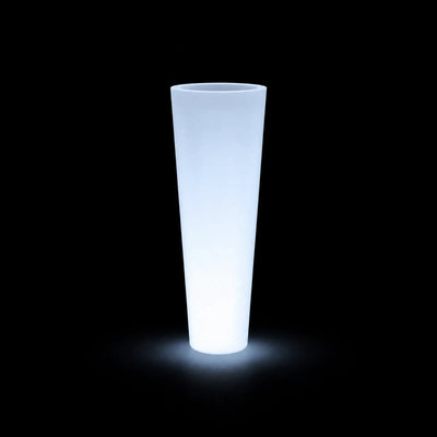Pot - Cono Alto LED Vondom, éclairé de l'intérieur sur fond noir, taille ø35x100 cm