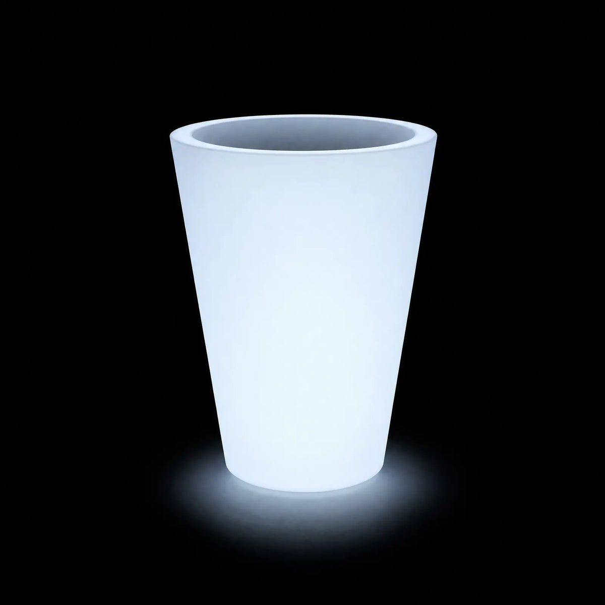 Pot - Cono Alto LED Vondom, éclairé de l'intérieur sur fond noir, taille ø40x52 cm