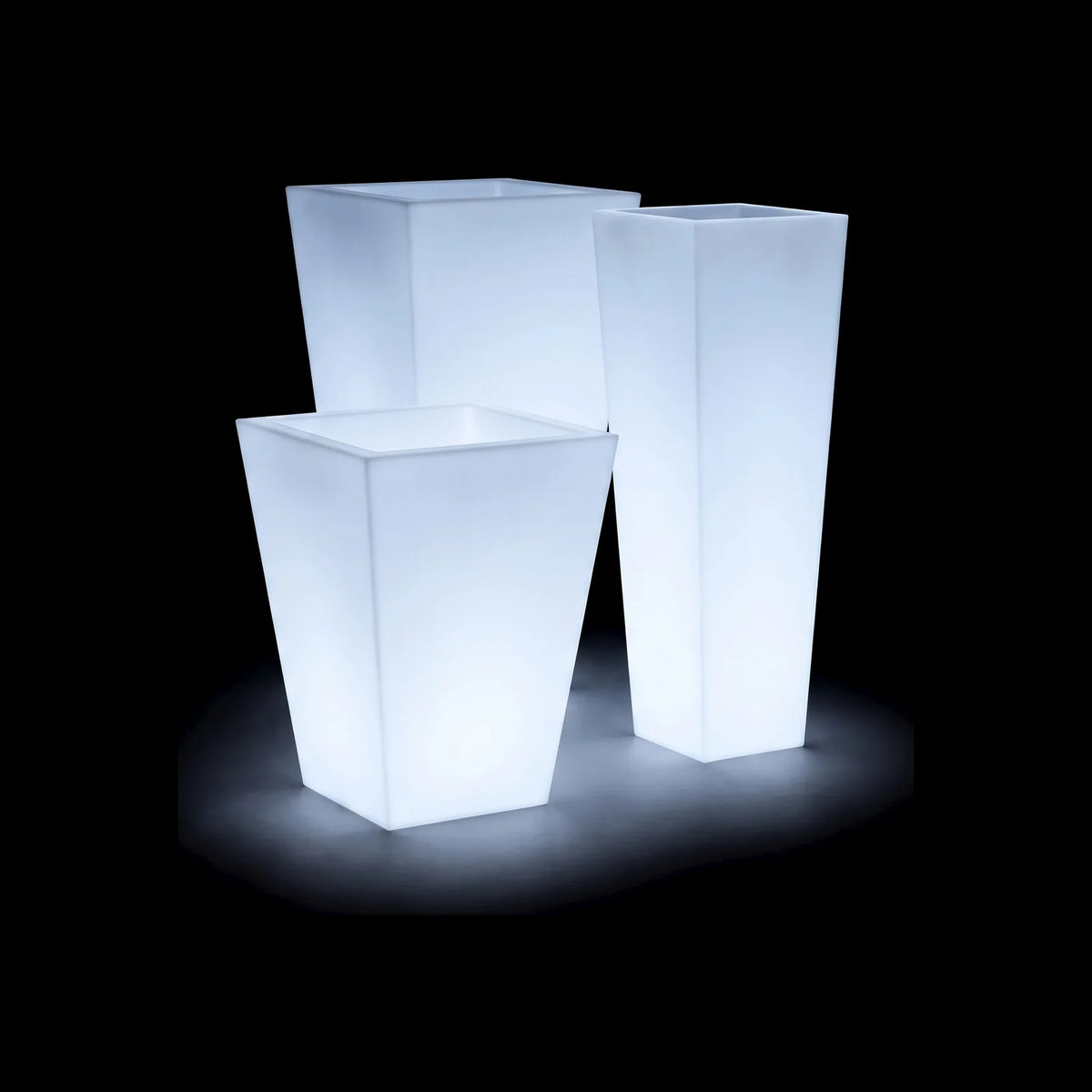 Pots Cono Cuadrado Alto LED Vondom en plusieurs tailles, allumés de l'intérieur sur fond noir