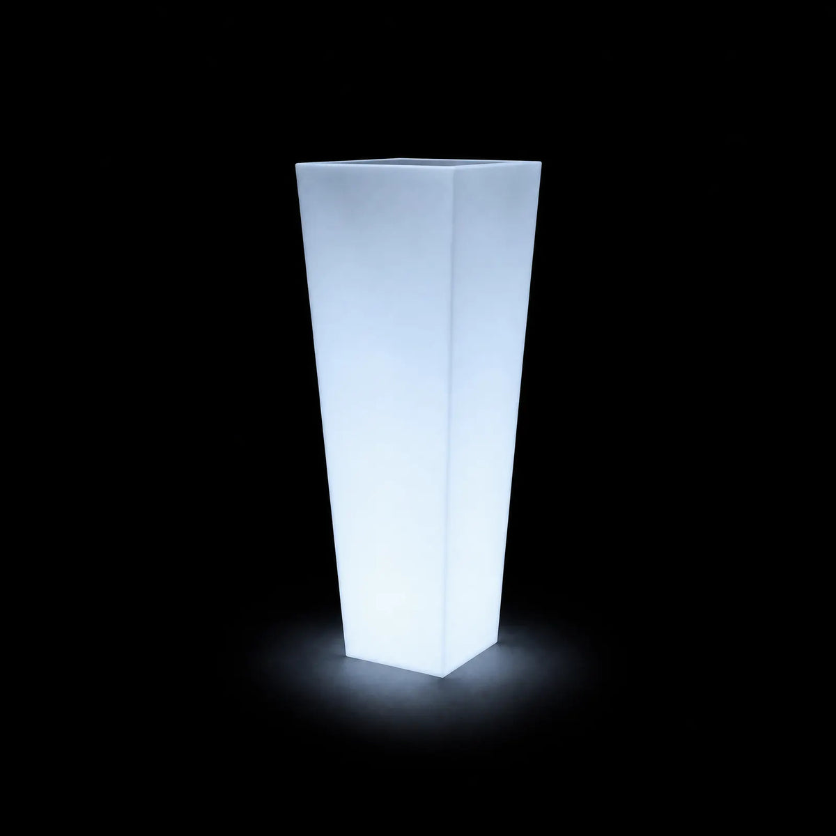 Pot - Cono Cuadrado Alto LED Vondom, éclairé de l'intérieur sur fond noir