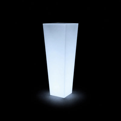 Pot - Cono Cuadrado Alto LED Vondom, éclairé de l'intérieur sur fond noir