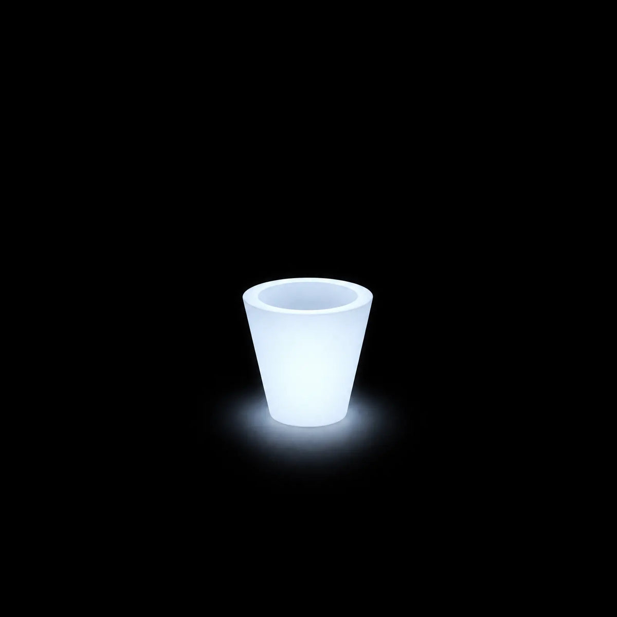Pot - Cono LED Vondom, éclairé de l'intérieur sur fond noir, taille ø50x50 cm