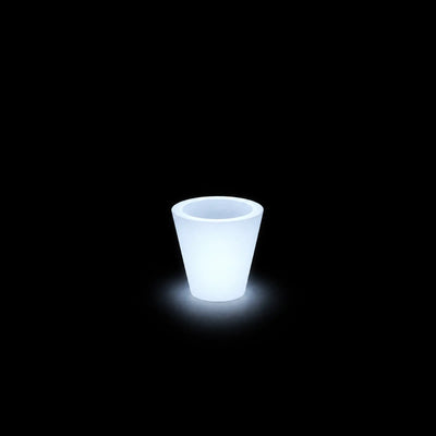 Pot - Cono LED Vondom, éclairé de l'intérieur sur fond noir, taille ø50x50 cm