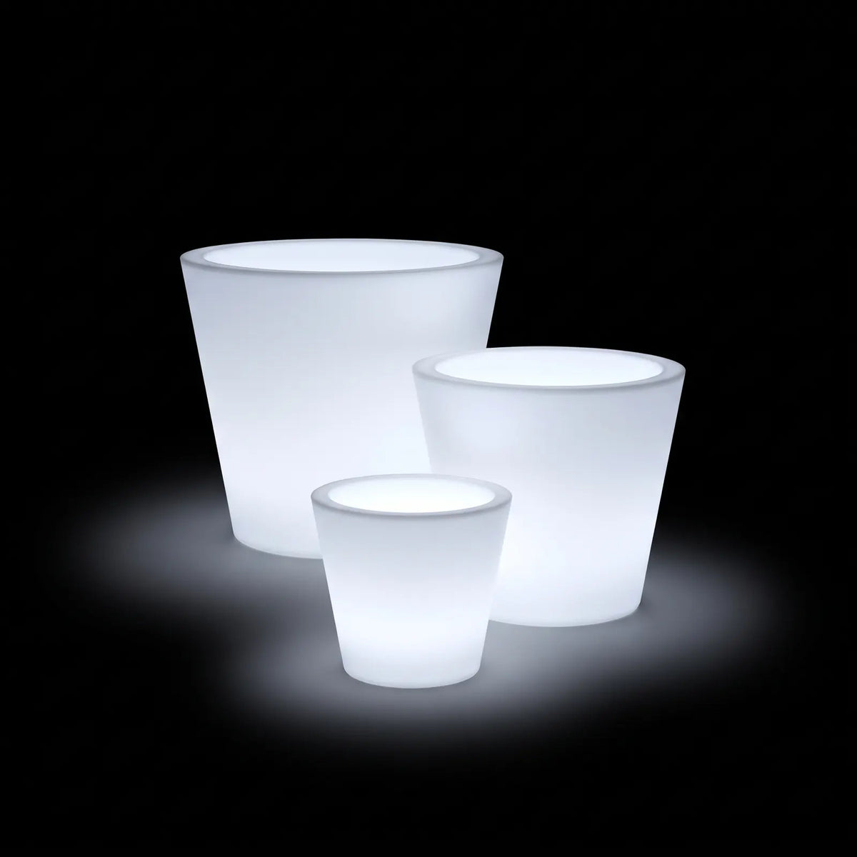 Pots Cono LED Vondom en plusieurs tailles, allumés de l'intérieur sur fond noir