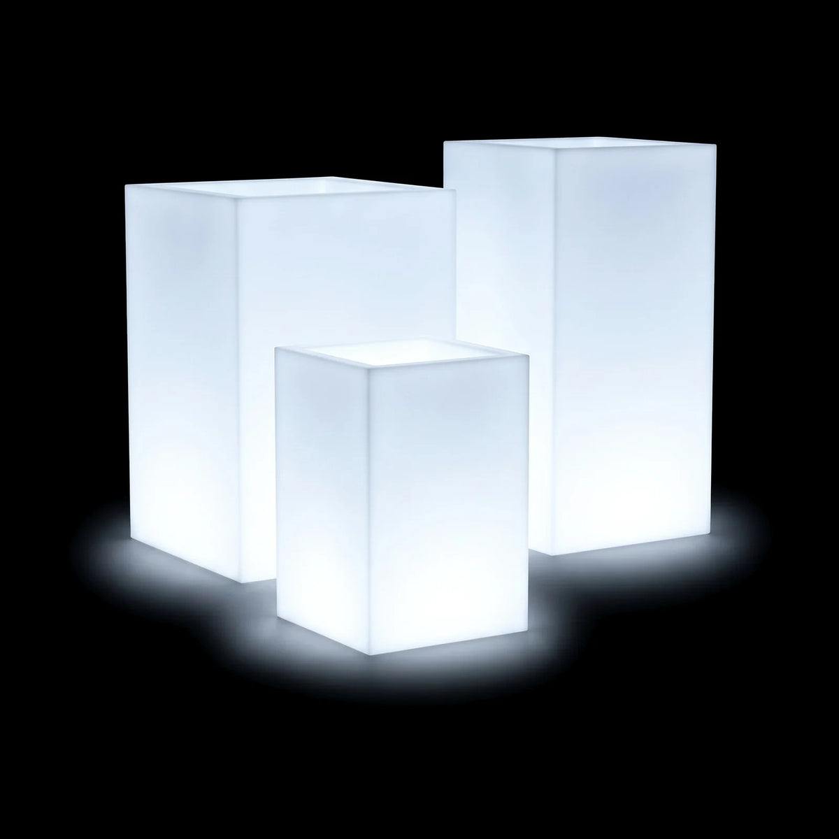 Pots Cubo Alto LED Vondom en plusieurs tailles, allumés de l'intérieur sur fond noir