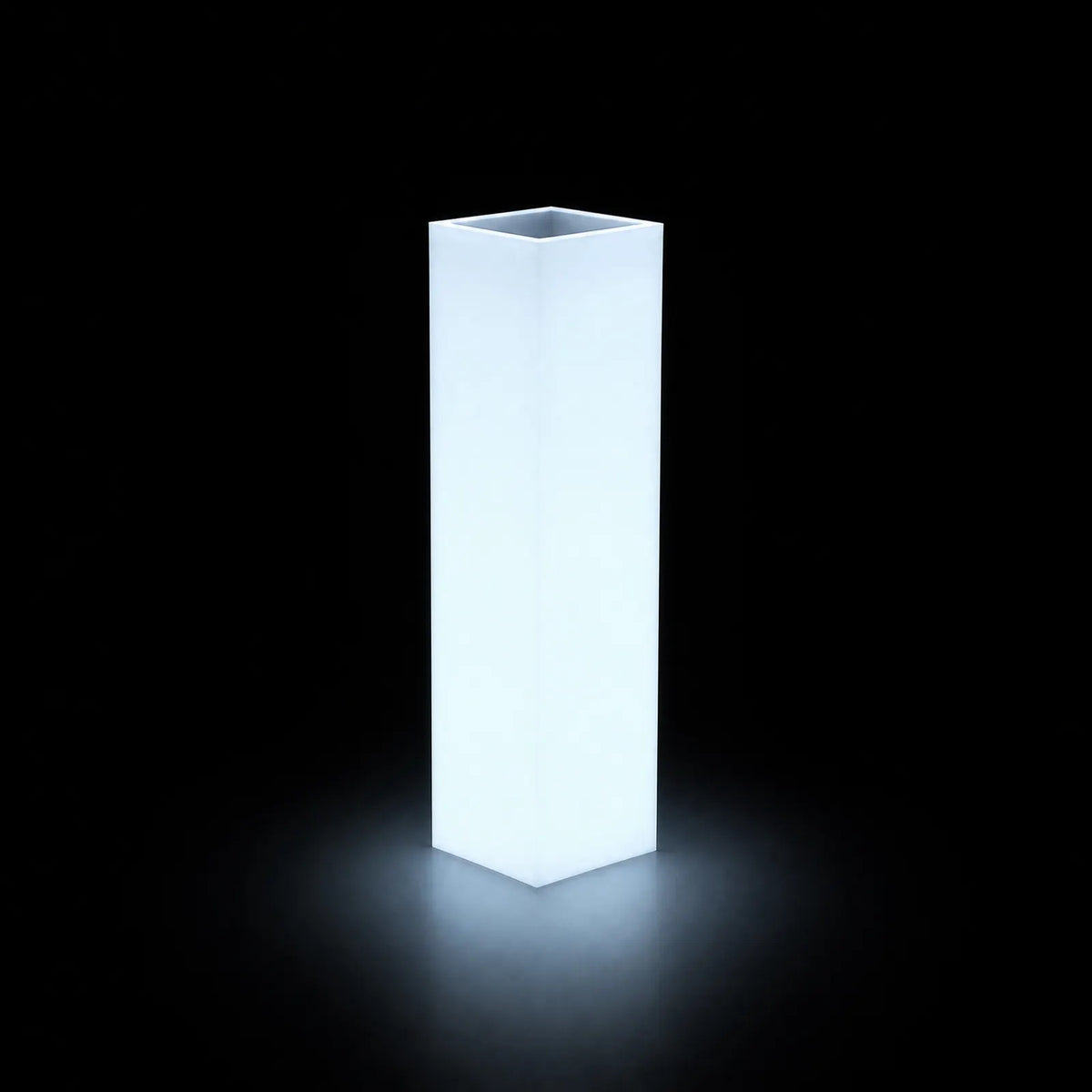 Pot - Cubo Alto LED Vondom, éclairé de l'intérieur sur fond noir