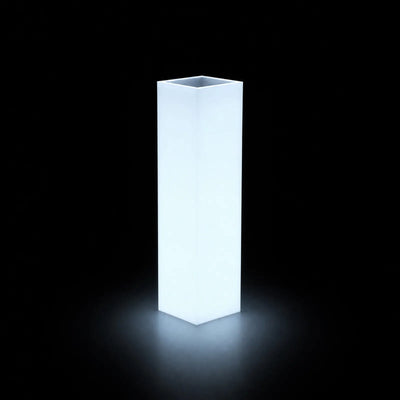 Pot - Cubo Alto LED Vondom, éclairé de l'intérieur sur fond noir