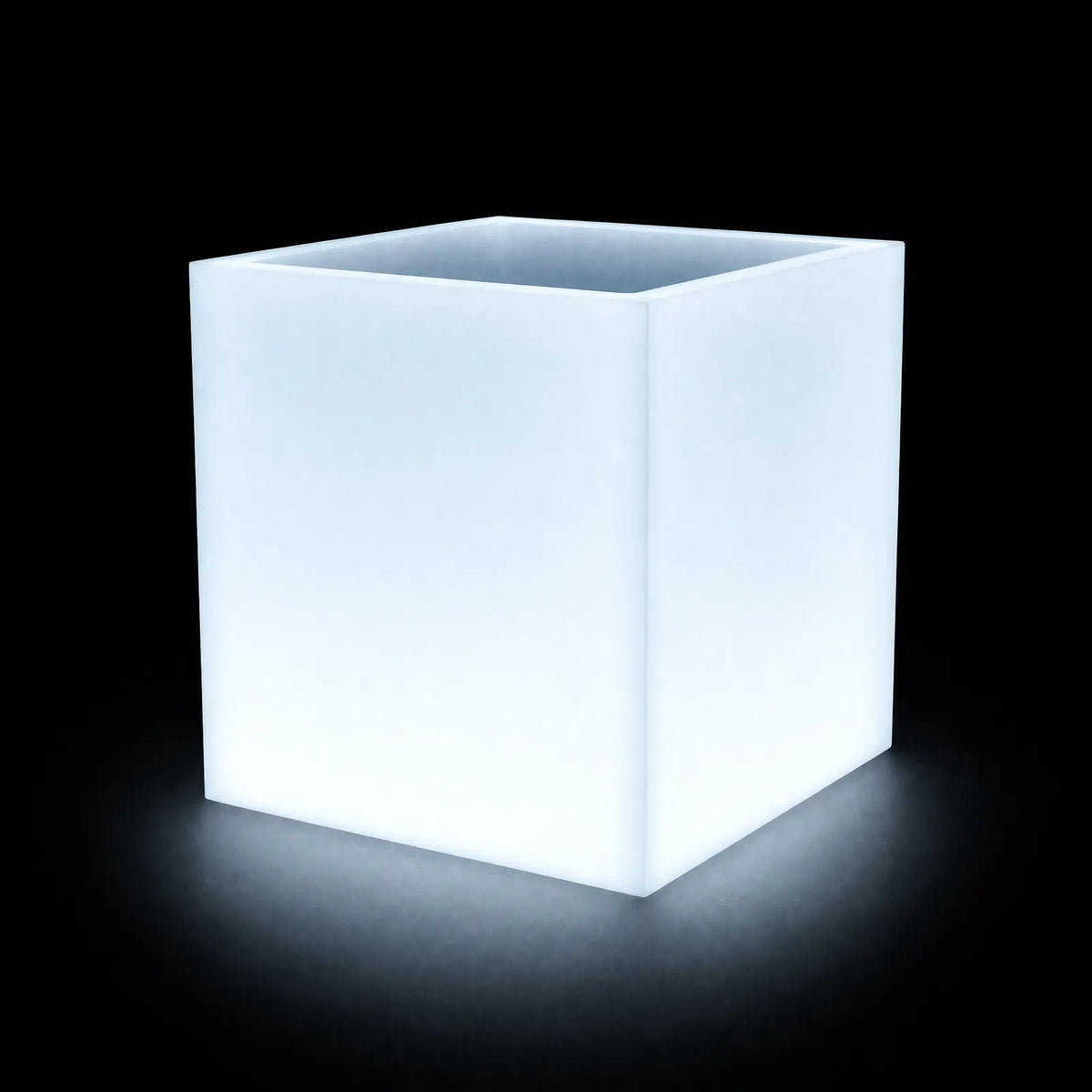 Pot - Cubo LED Vondom, éclairé de l'intérieur sur fond noir