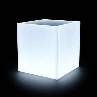 Pot - Cubo LED Vondom, éclairé de l'intérieur sur fond noir