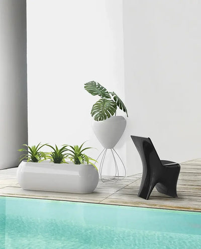 Pot de Fleurs sur pied Pal II Vondom blanc au bord d'une piscine