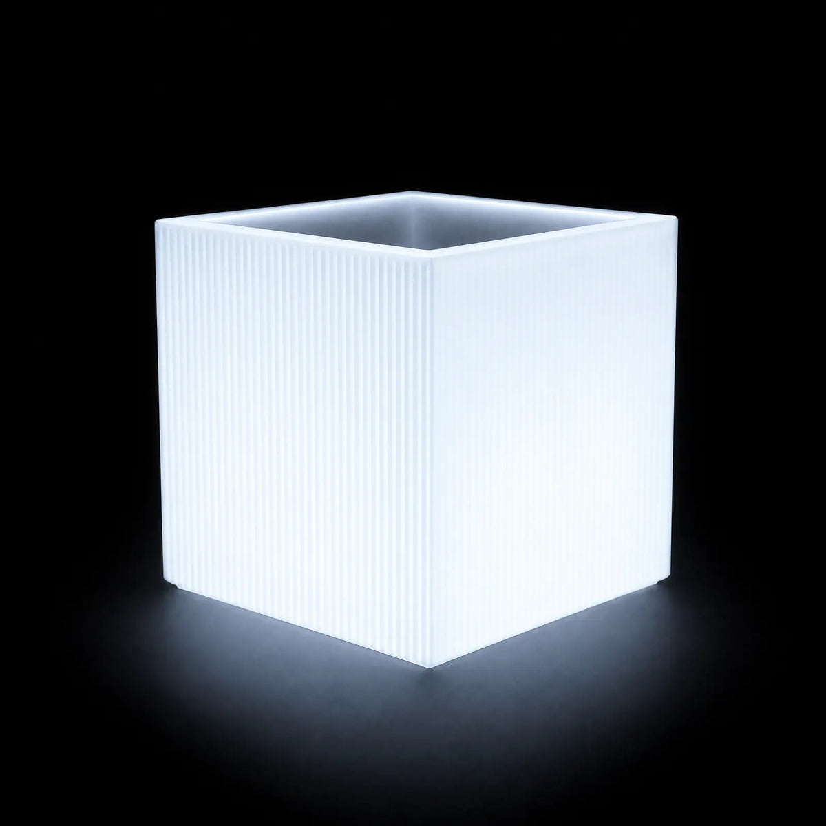 Pot - Gatsby Carré LED Vondom, éclairé de l'intérieur sur fond noir, taille 40x40x40 cm / 50x50x50 cm / 60x60x60 cm