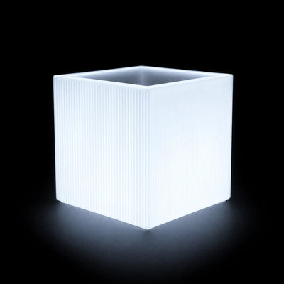 Pot - Gatsby Carré LED Vondom, éclairé de l'intérieur sur fond noir, taille 40x40x40 cm / 50x50x50 cm / 60x60x60 cm