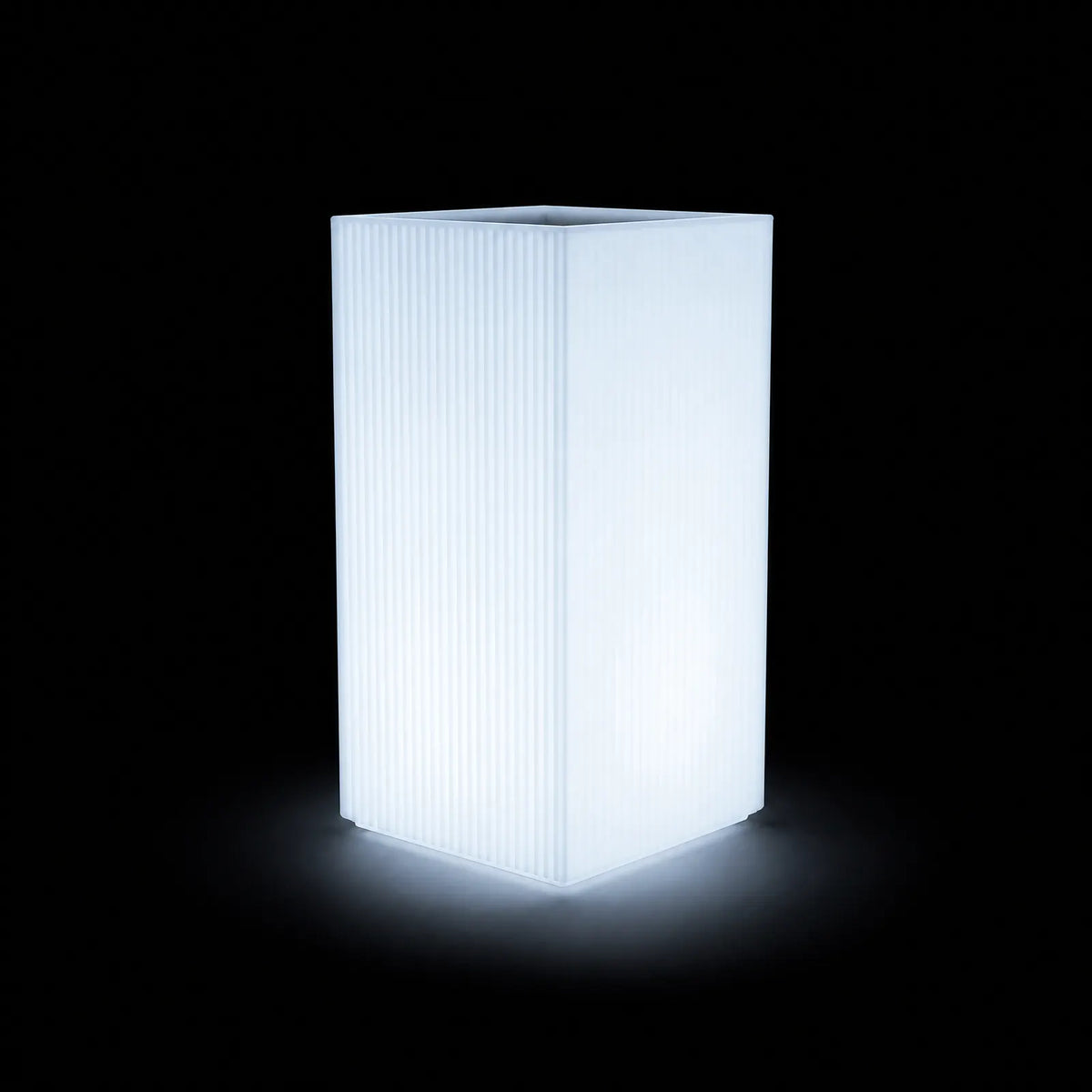 Pot - Gatsby Carré LED Vondom, éclairé de l'intérieur sur fond noir, taille 40x40x80 cm / 50x50x90 cm / 60x60x100 cm