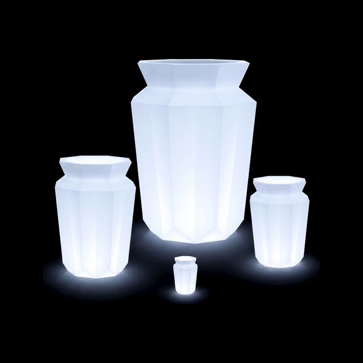Pots Hasu LED Vondom en quatre tailles, allumés de l'intérieur sur fond noir