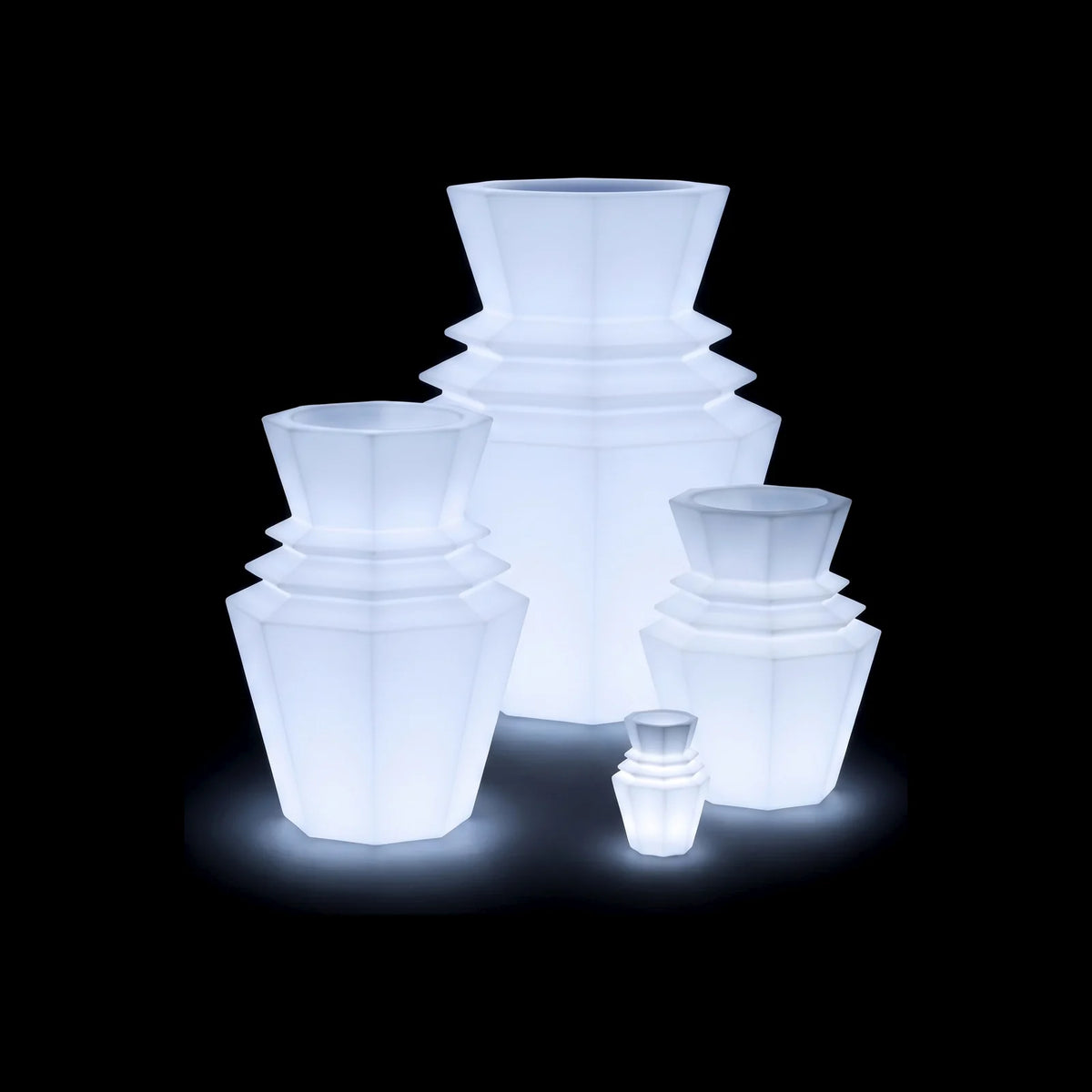 Pots Hinoki LED Vondom en quatre tailles, allumés de l'intérieur sur fond noir