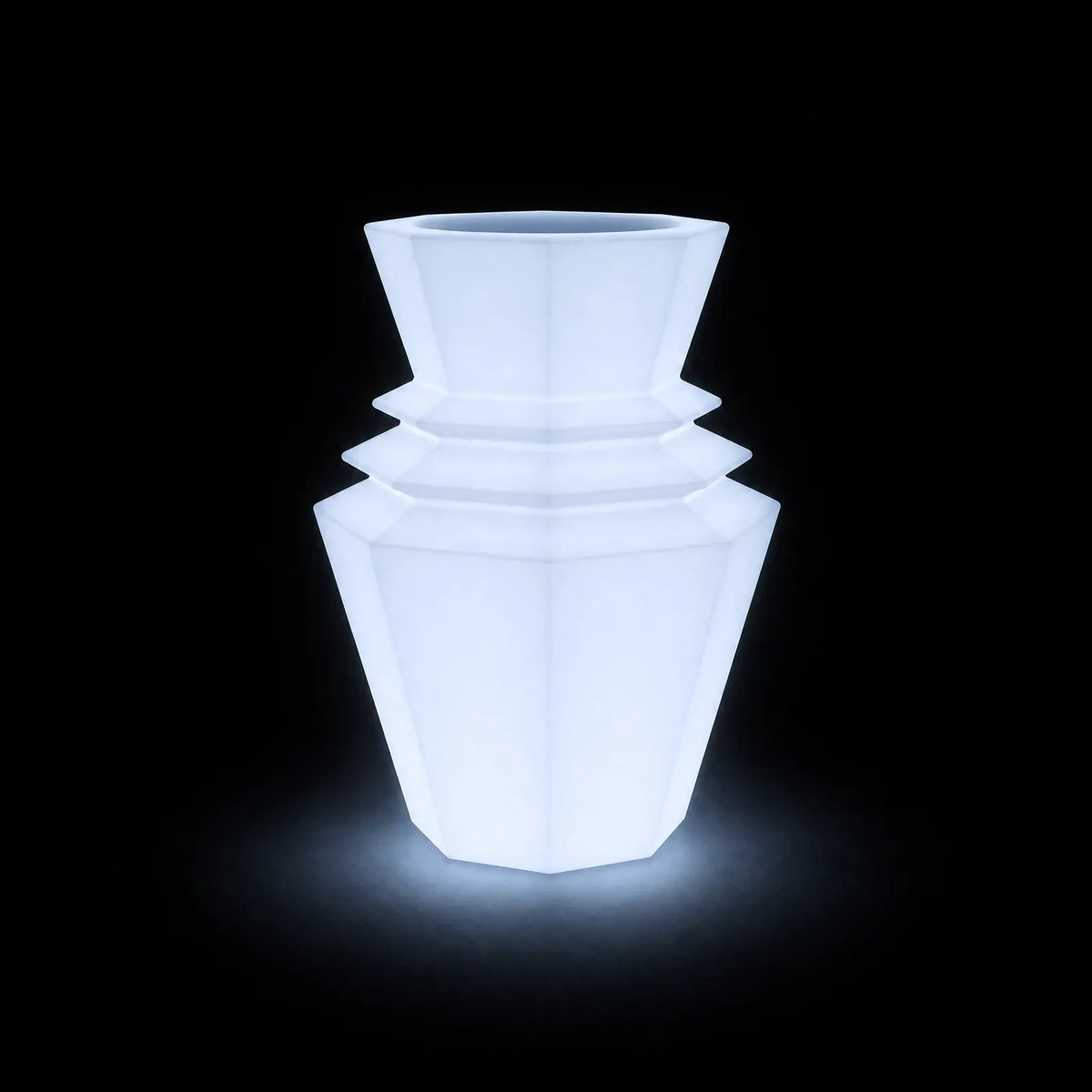 Pot - Hinoki LED Vondom, éclairé de l'intérieur sur fond noir