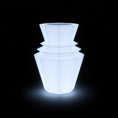 Pot - Hinoki LED Vondom, éclairé de l'intérieur sur fond noir