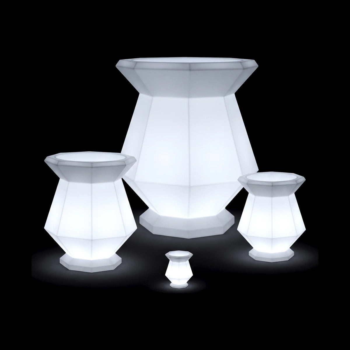 Pots Kashi LED Vondom en quatre tailles, allumés de l'intérieur sur fond noir