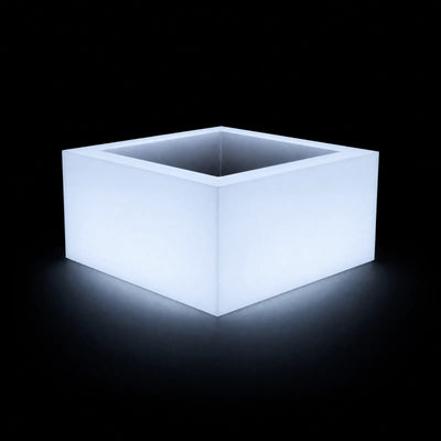 Pot - Land LED Vondom, éclairé de l'intérieur sur fond noir, taille 60x60x30 cm