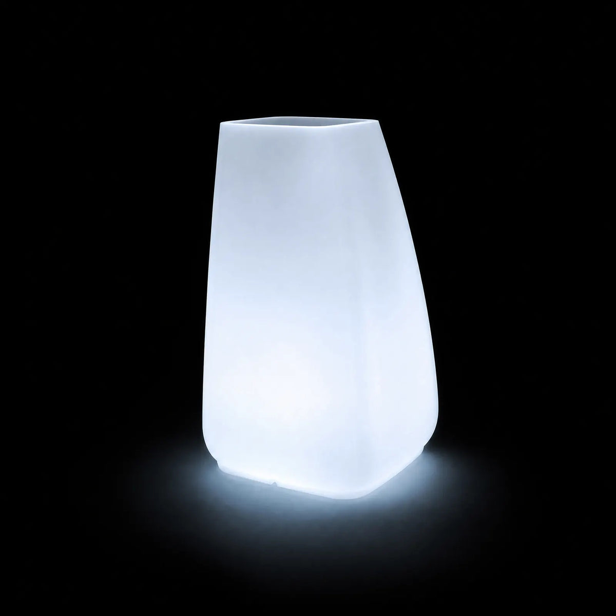 Pot - Noma LED Vondom, éclairé de l'intérieur sur fond noir, taille 60x60x100 cm