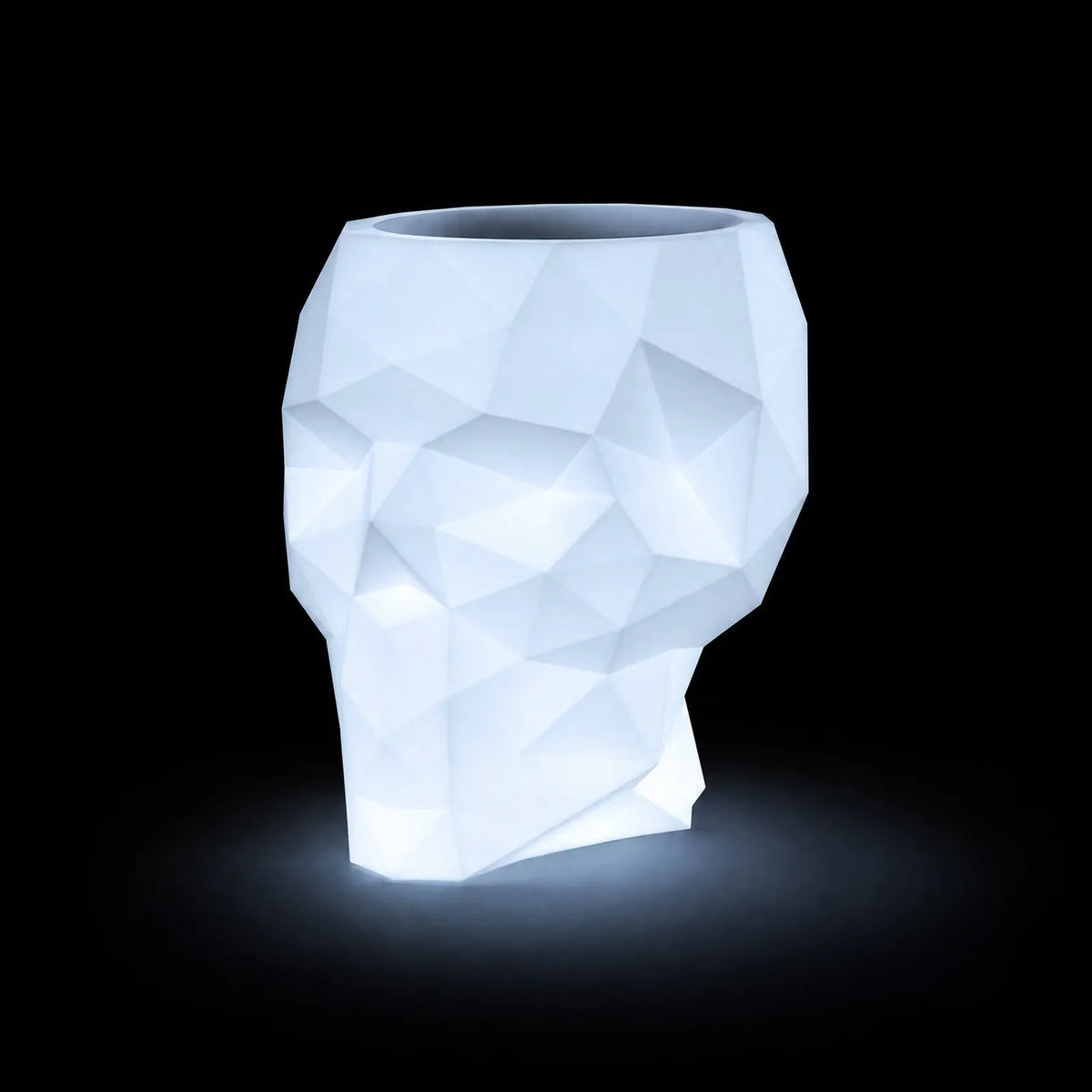 Pot - Skull LED Vondom, éclairé de l'intérieur sur fond noir