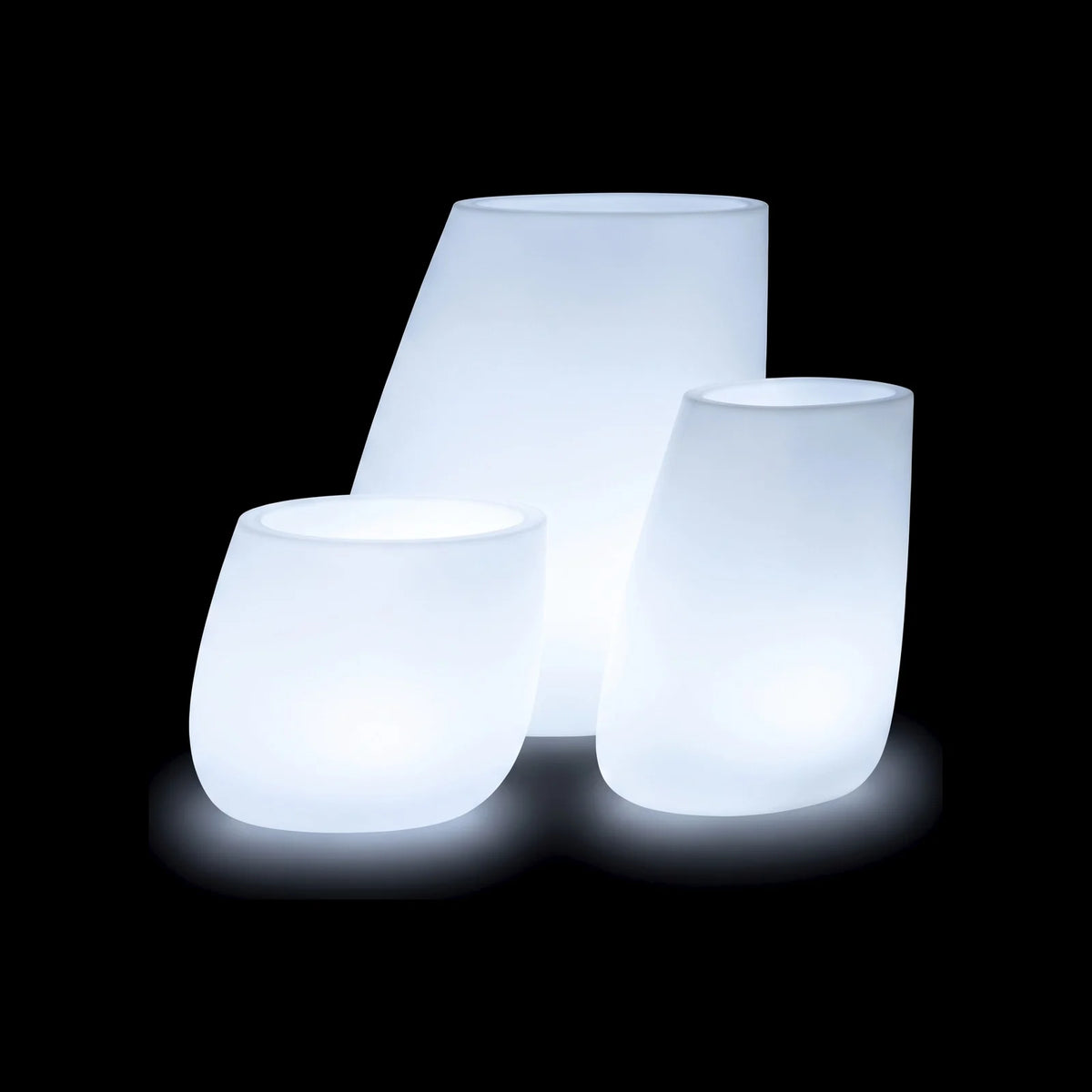 Pots Stone LED Vondom en plusieurs tailles, allumés de l'intérieur sur fond noir