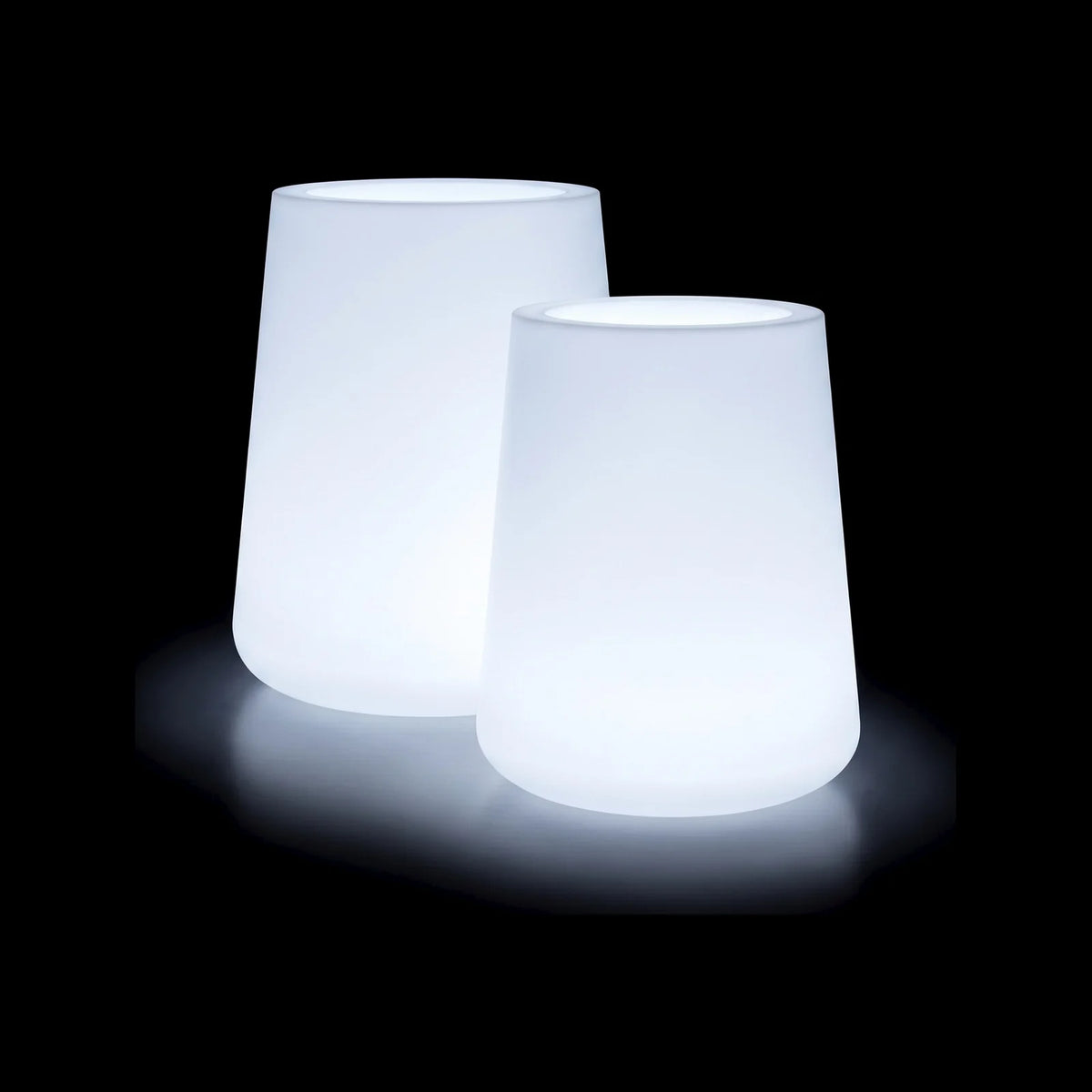 Pots ULM ronds LED Vondom en plusieurs tailles, allumés de l'intérieur sur fond noir