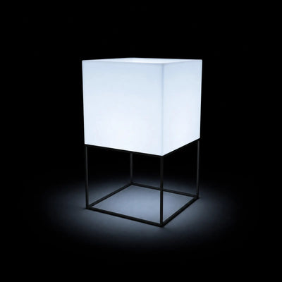 Pot - Vela LED Vondom, éclairé de l'intérieur sur fond noir, taille 40x40x70 cm