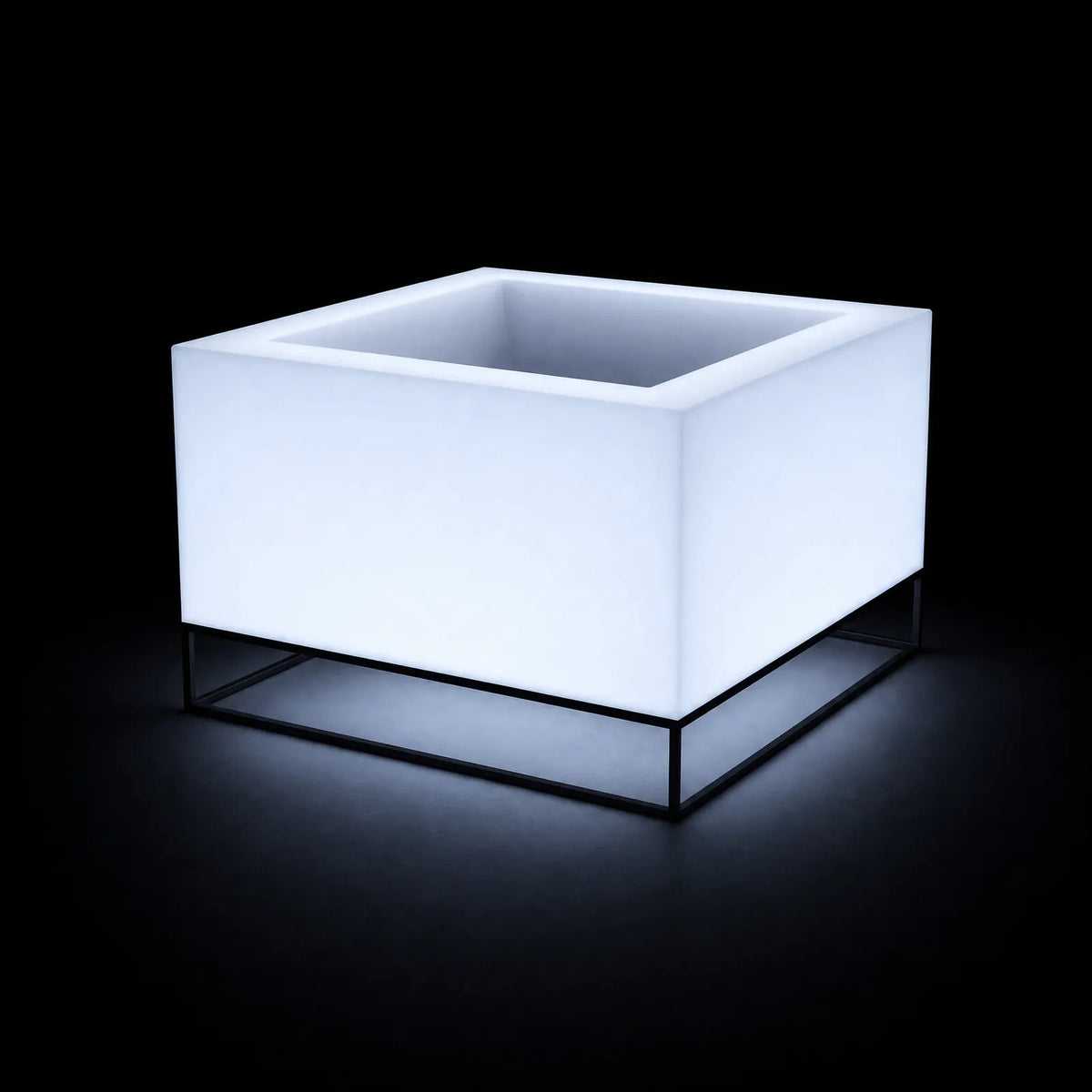 Pot - Vela LED Vondom, éclairé de l'intérieur sur fond noir, taille 60x60x40 cm