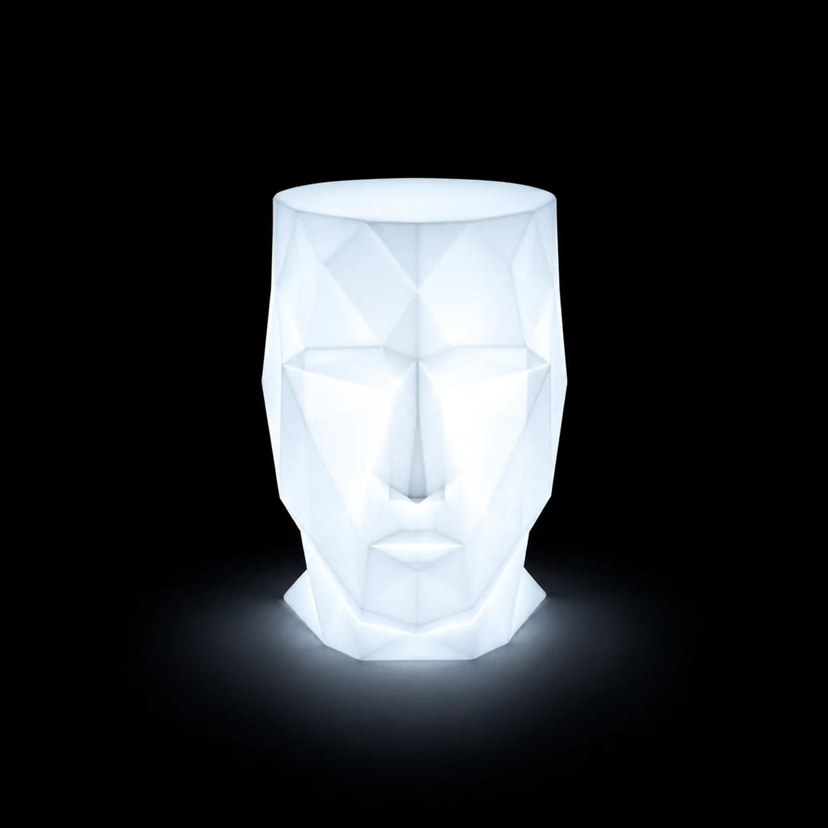 Pouf Adan LED Vondom, éclairé de l'intérieur sur fond noir