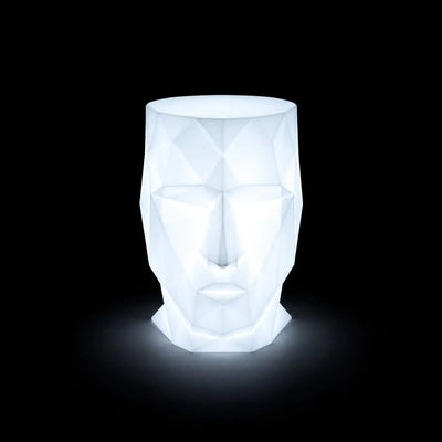 Pouf Adan LED Vondom, éclairé de l'intérieur sur fond noir