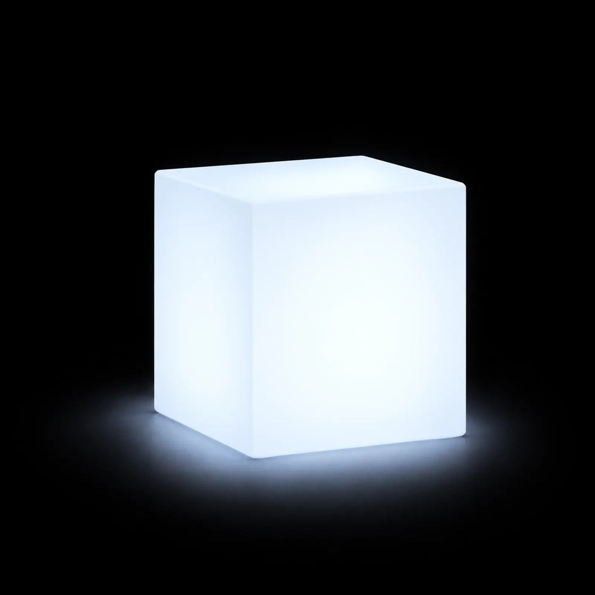 Pouf Jut LED Vondom, éclairé de l'intérieur sur fond noir, taille 40x40x45 cm