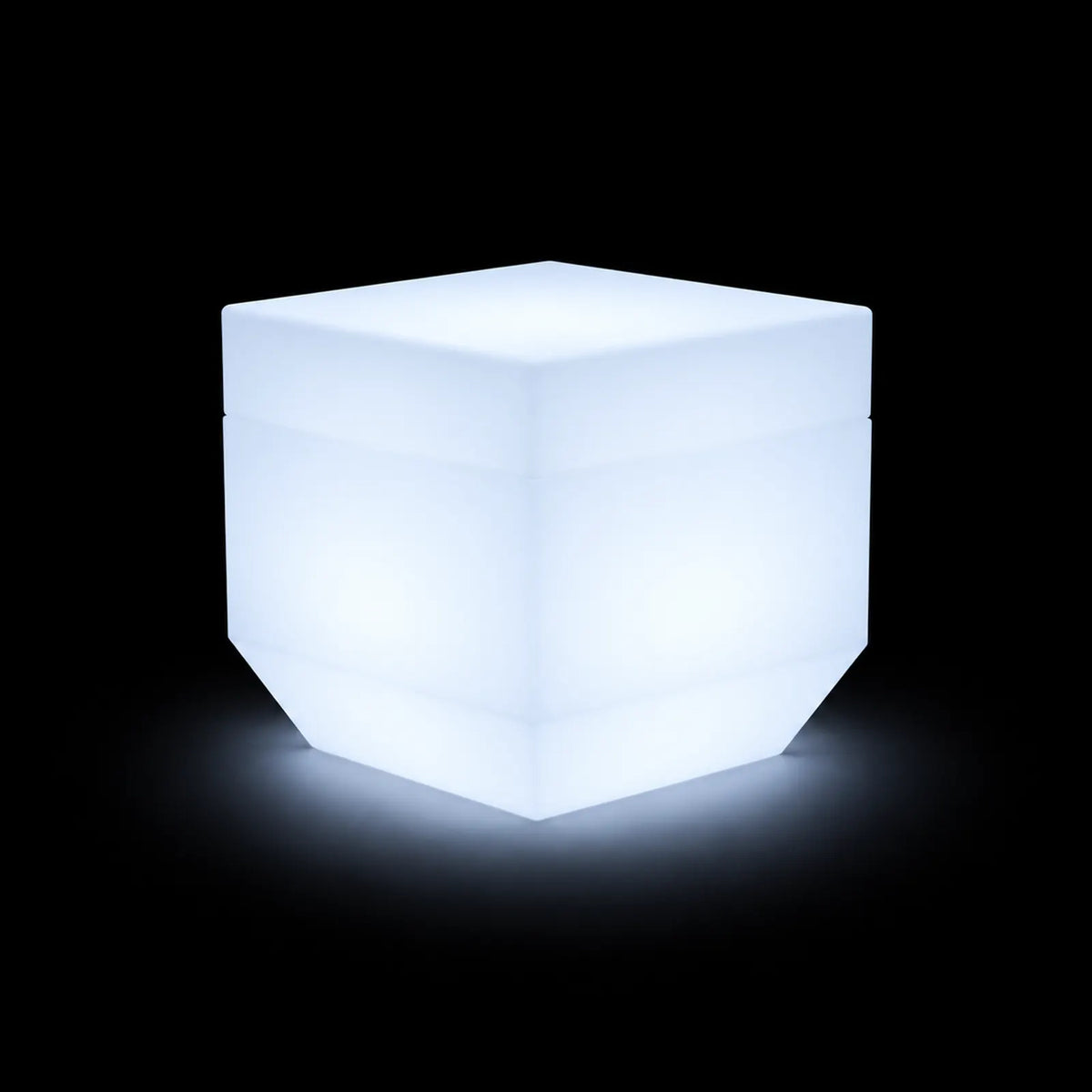 Pouf Vela Carré LED Vondom, éclairé de l'intérieur sur fond noir