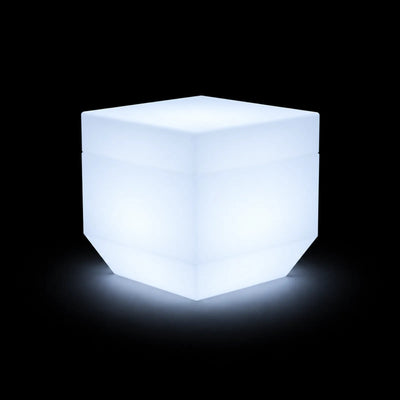 Pouf Vela Carré LED Vondom, éclairé de l'intérieur sur fond noir