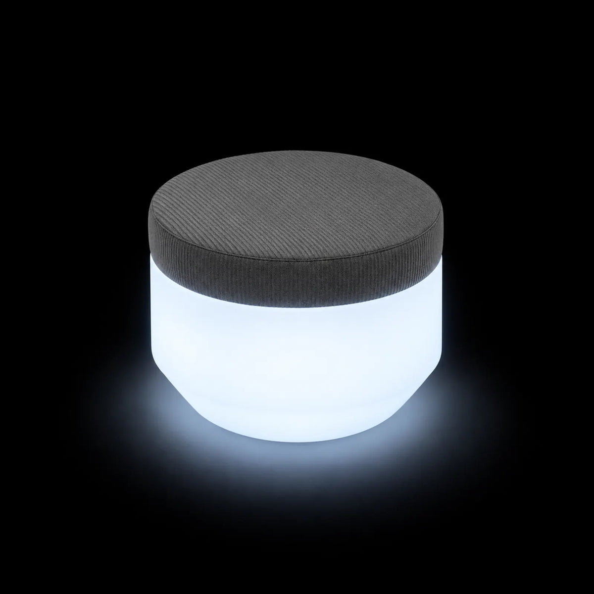 Pouf Vela Rond LED Vondom, éclairé de l'intérieur sur fond noir, taille ⌀120x40 cm
