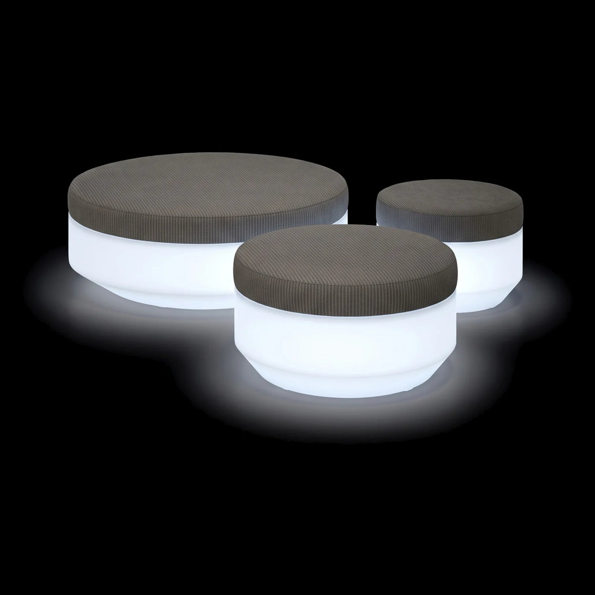 Poufs Vela ronds LED Vondom en plusieurs tailles, socles allumés et coussins en tissu gris, sur fond noir