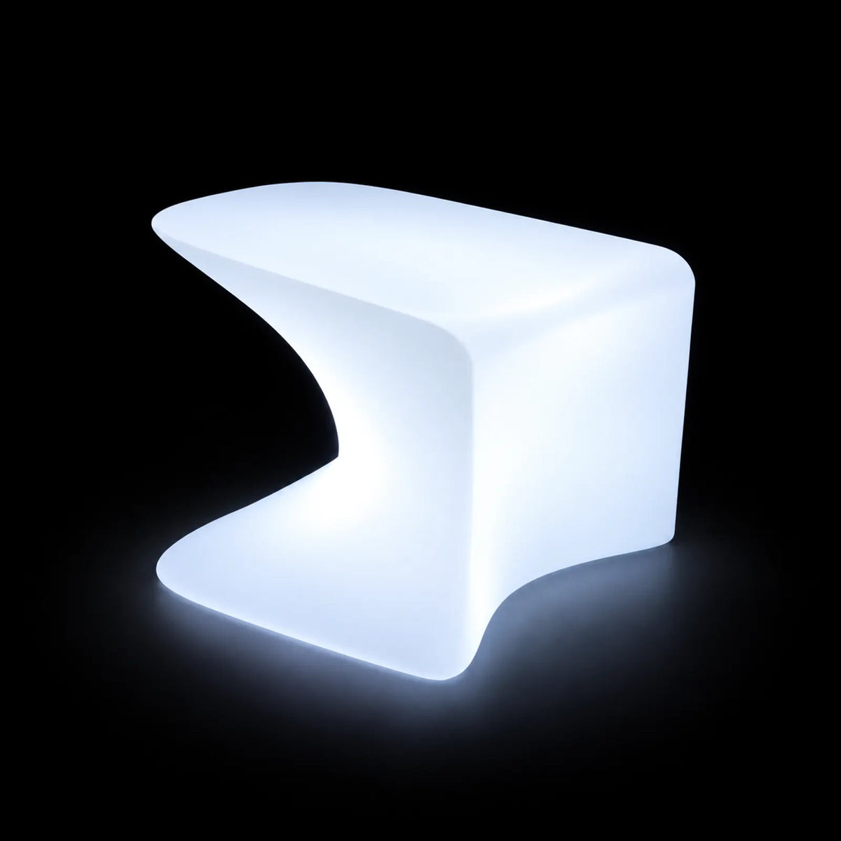 Pouf Wing LED Vondom, éclairé de l'intérieur sur fond noir