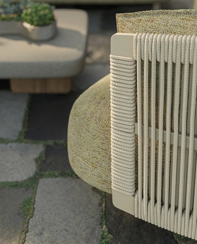 Gros plan sur la structure de cordes tendues et le coussin du fauteuil Serra Vondom
