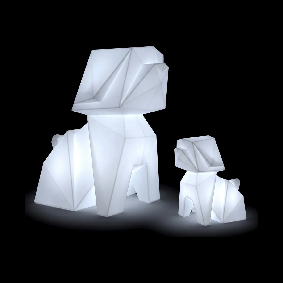 Statues Inu LED Vondom, chien origami en deux tailles, allumées de l'intérieur sur fond noir