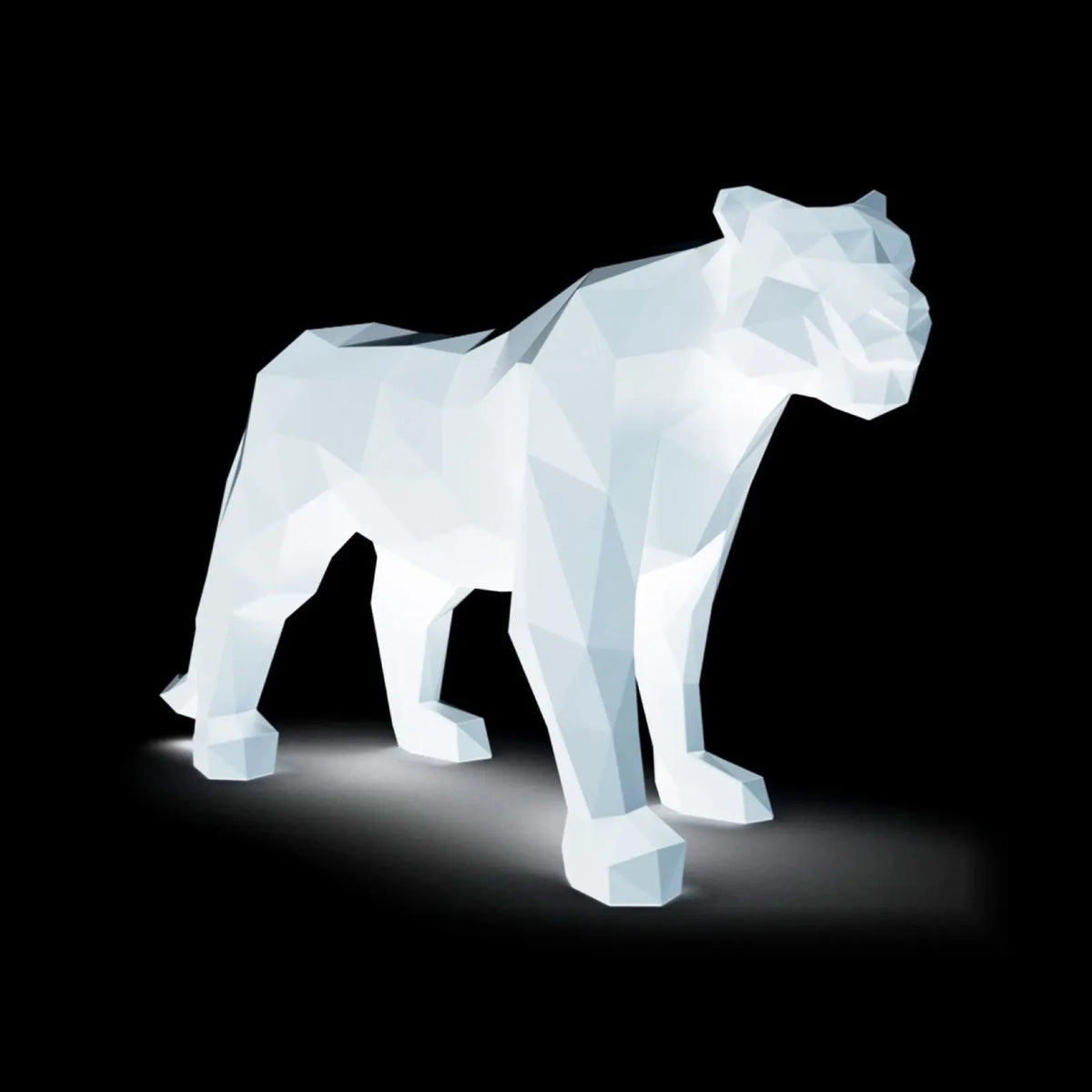Statue lumineuse Hyou LED, panthère origami Vondom, allumée en blanc dans la nuit