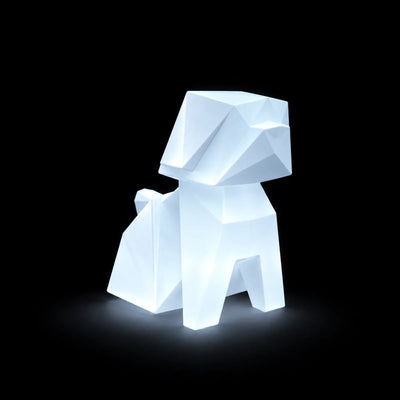 Statue lumineuse Inu LED, chien origami Vondom, allumée en blanc dans la nuit