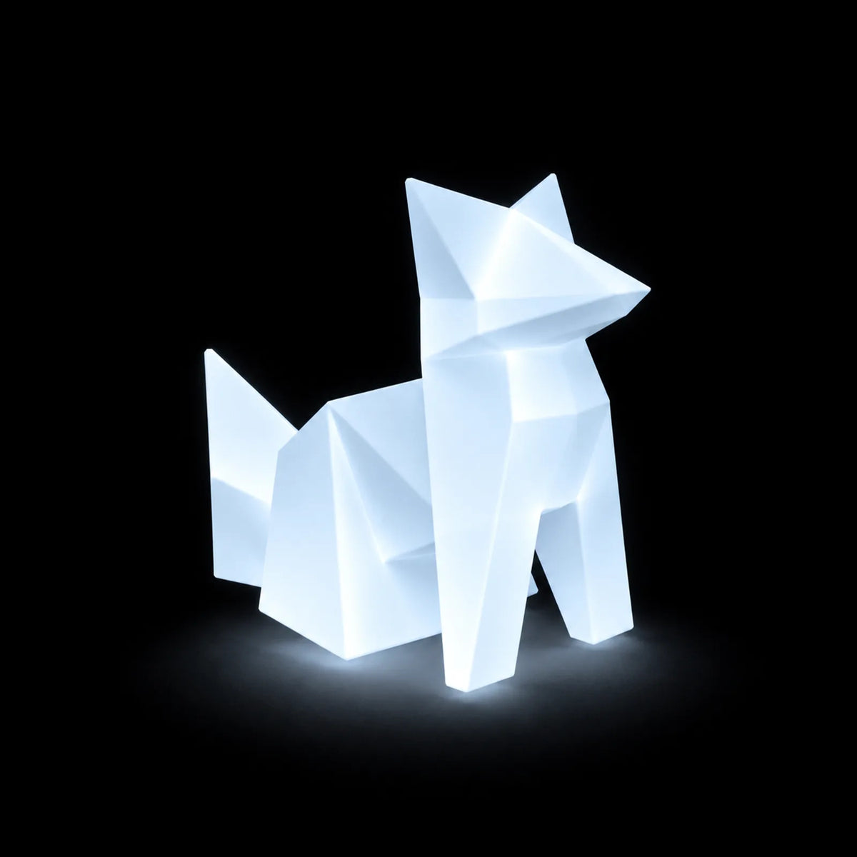 Statue lumineuse Kitsune LED, renard origami Vondom, allumée en blanc dans la nuit