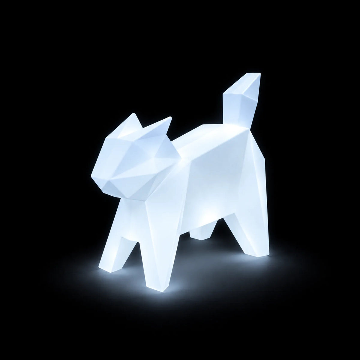 Statue lumineuse Neko LED, chat origami Vondom, allumée en blanc dans la nuit
