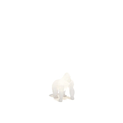 Statue lumineuse Saru LED, gorille origami Vondom, taille 59 cm, allumée sur fond blanc