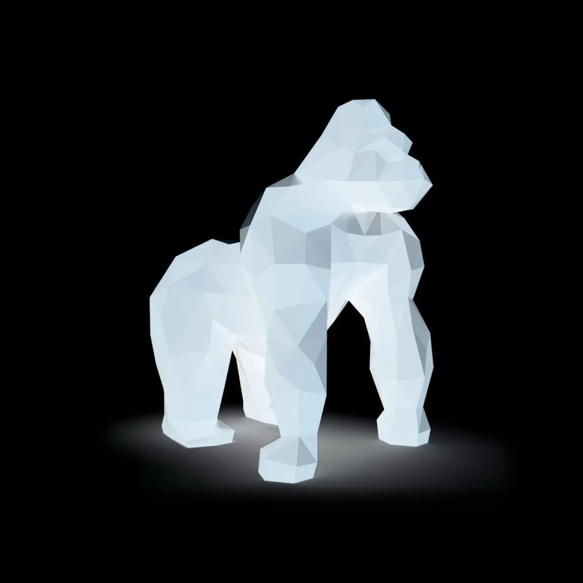 Statue lumineuse Saru LED, gorille origami Vondom, allumée en blanc dans la nuit
