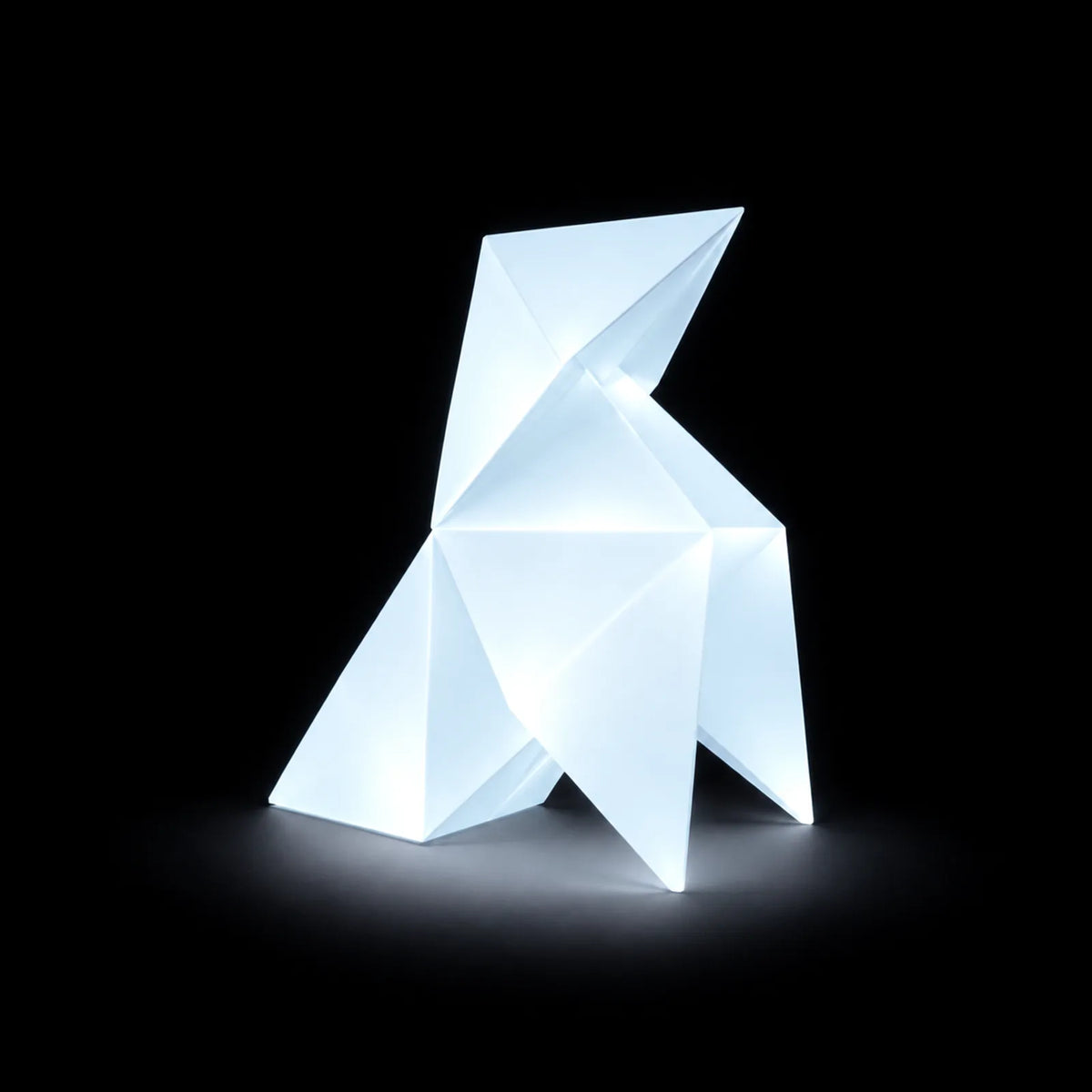 Statue lumineuse Tori LED, oiseau origami Vondom, allumée en blanc dans la nuit
